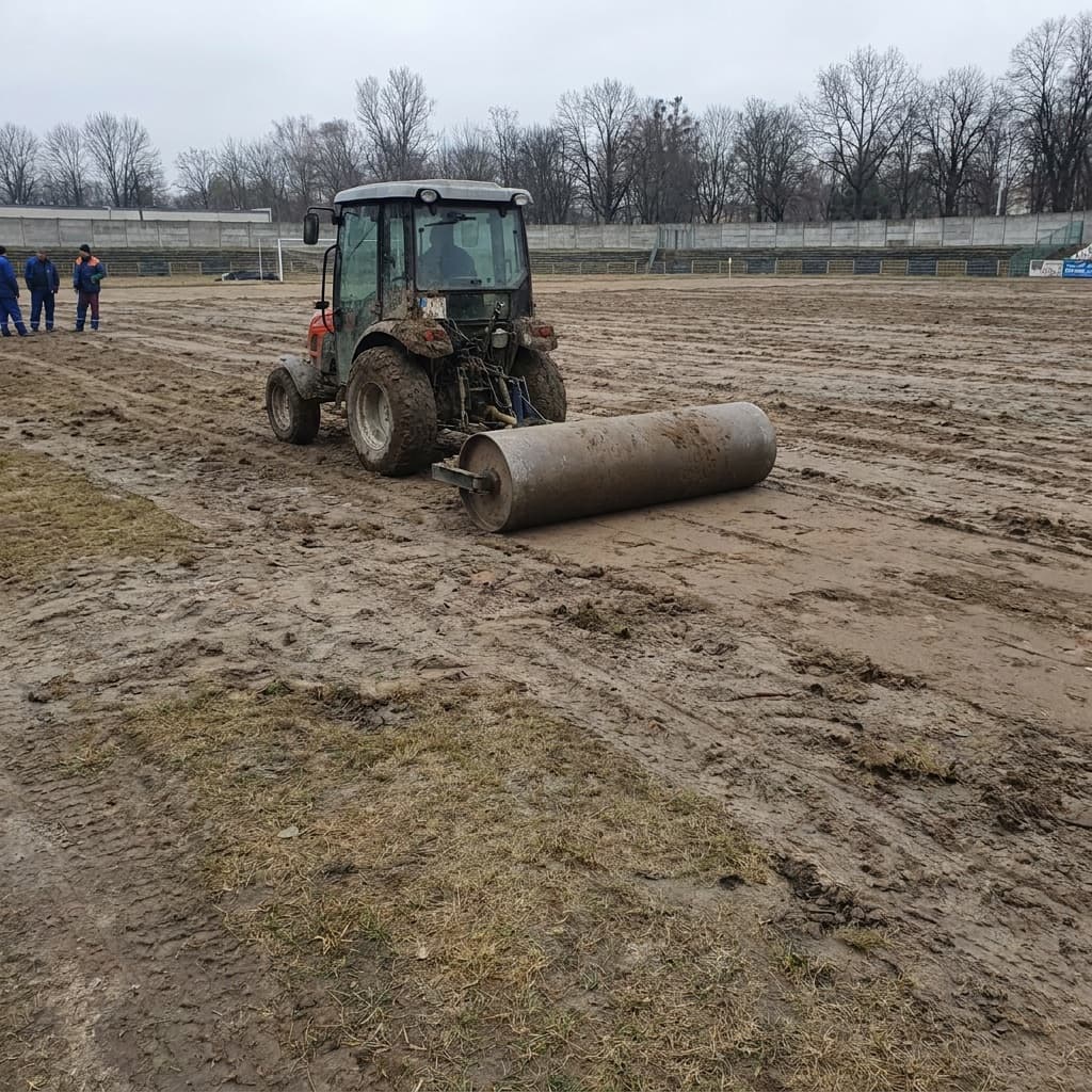 Livellamento di un campo di allenamento per un club di calcio professionistico